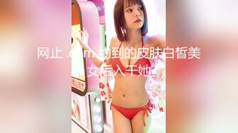 在外面就忍不住的小女友，蹲下来直接给我含住了