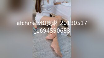  女仆装露脸小母狗，床上的极品尤物高颜值让小哥玩弄，交大鸡巴压在身下揉奶草穴