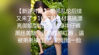 巨乳奶妈少妇，两只奶水饱满的乳房碰撞一起挤奶清纯可口的奶水，真是诱惑啊，好想 用嘴去帮她接着！！