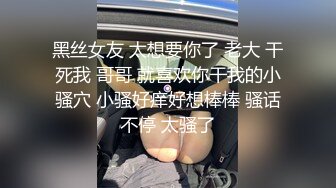 长裙美女尿完后一直臭美照镜子