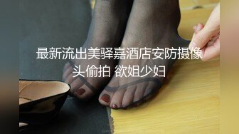 【新片速遞】 颜值女神超近距离给狼友展示逼逼，特写无毛性感水多，各种道具齐上自慰呻吟，尿尿给狼友看淫声荡语不断真骚