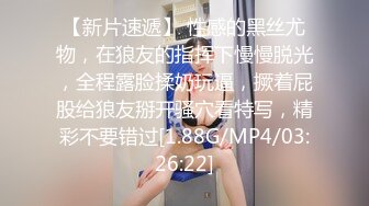 小骚逼一边被操一边舔乳头