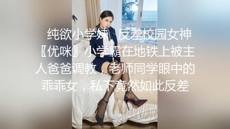 花臂纹身娇小美女撩下衣服就要吸奶子跪着深喉舔屌