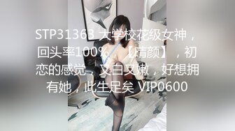 【专业户外群P】爆裂黑丝女神今晚玩刺激 网吧包房玩3P 电脑椅上轮着操小骚货 叫的这么浪不怕被听到？