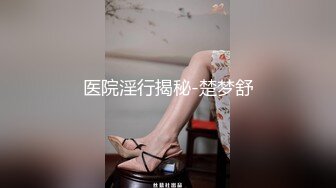 国产CD系列伪娘妖后夜晚浓妆台球室露出 球桌发骚自慰棒把自己插尿