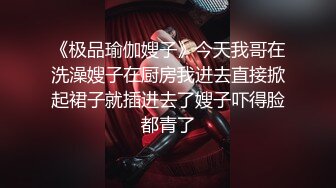 眼镜小少妇真会玩,闪亮灯带围绕身体大转,扭来扭去很诱人