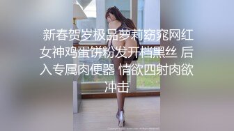 【黑丝露脸极品小妞】高潮冒白浆洗干净给大哥口交大鸡巴塞着肛塞后入爆草