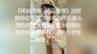 在学校偷拍女厕 竟还有意外收获！白嫩美女竟然在厕所里扣逼自慰！