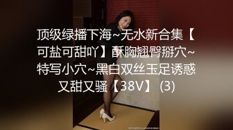 商场偷拍两个美女裙底风光屁股破洞牛仔裙美女丁字裤性感翘臀+少妇穿半透明草莓内发现镜头直接叫人了