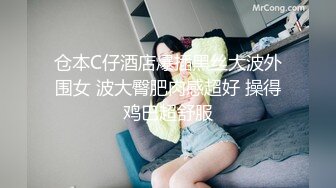 《魔手外购极品CP》快餐店女厕定点全景偸拍络绎不绝的小姐姐方便，几款阴毛挺性感，小美女抠逼闻闻味儿 (5)