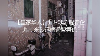   90后小少妇，黑丝情趣诱惑小乳夹激情3P，让两个大哥玩弄，迷人坚挺的奶子看着好刺激好骚