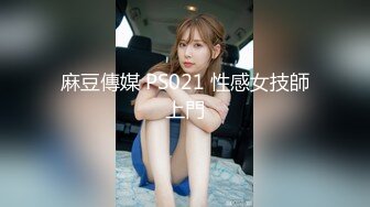 小黑探花逛红灯区操骚女，屋里坐着一排女的，挑一个带到小房间，戴套直接开干，后入猛操搞完走人