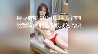 两妹子留下清纯嫩妹 摸逼舔屌深喉插嘴骑乘后入 操的很爽浴缸洗澡