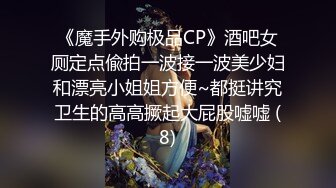 开档黑丝骚逼少妇主动上位抽插大哥的鸡巴求刺激，口交大鸡巴好温柔黑牛自慰骚逼呻吟，还拿着手机撩骚网友