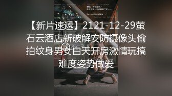 大学生情侣镜头前赚外快，颜值高身材好小哥又很骚，舔逼真淫荡，玩着奶子草着逼无套抽插，浪荡呻吟好骚内射