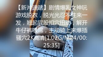 学校停课的英文老师逮到机会抛开束缚，展现出淫荡的一面