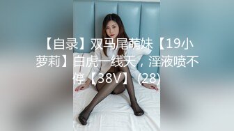 《风韵尤雅✿知性人妻》一进门这个骚货就穿着丝袜高跟在床上扭屁股 脱掉衣服就狠狠的插入，一线天的馒头逼视觉冲击