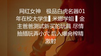 颜值不错妹子开裆牛仔裤诱惑给炮友口交，跳蛋塞逼车内掰穴特写非常粉嫩