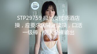 美女3P 身材娇小 小贫乳 被两哥们轮流交换着操 最后拔枪狂射