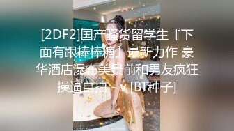  女技师在按摩旁边小哥上来要操逼给客人带上眼罩，S型身材翘起美臀，后入爆操大声啪啪