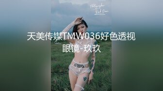 潜入单位女厕近距离偷窥漂亮的美女同事的小嫩B