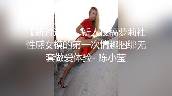  长相清纯娇小身材嫩妹足球宝贝装品牌，脱掉衣服翘起屁股露肥逼，深喉交后入抽插摸阴蒂