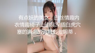 庆祝考试结束把女友拉进男厕啪啪 还有好几个兄弟观战