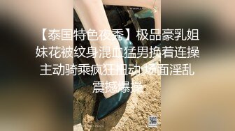 【新片速遞】 性感尤物！F罩杯网红女神！单人小秀一波，解开内衣一对豪乳，扭腰摆臀诱惑，跪着翘起极品大肥臀