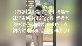 KTV唱歌啪啪 大长腿短裤妹伸进衣服摸奶子 脱掉裤子摸逼掰穴