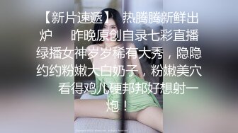 两个乖女儿和妈妈一起上演三人行，露脸了好刺激让妹妹玩逼妈妈舔奶子真骚，淫语互动狼友听指挥一起捅妈骚穴