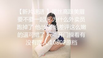 215. 日本女孩给一个戴着中国礼服的人