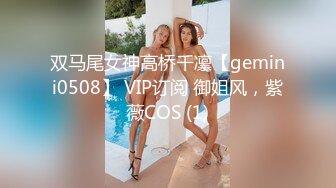  气质小少妇露脸一个人在家卖骚，跟狼友互动听指挥，慢慢脱光展示茂密的大黑逼