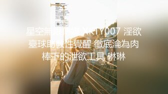 与顽皮可爱的小女友对着镜头做爱自拍非常主动