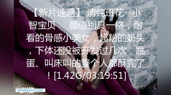 00后短发萝莉嫩妹被两大汉随意玩弄，边口边后入振动棒摩擦，骑乘假屌口交花样非常多，娇小身材上位扭动小腰