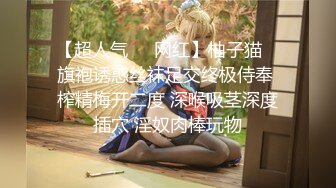 美女穿着渔网蕾丝晚上逛街