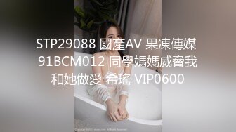 【mccd车展系列】一箭双雕一个展台的两个车模，一个黑内带翅膀一个白内