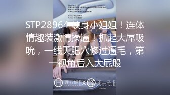 性感漂亮的牛仔短裙美女被男友掀开裙子骑在屁股上各种爆插