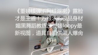  中年大叔忽悠美女顾客做特殊服务，全身按摩撩骚忽悠顾客揉奶玩逼，按摩床上爆草抽插