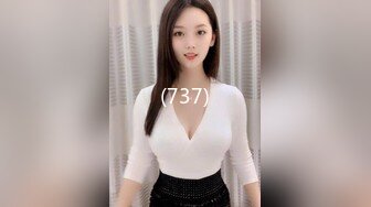 娇小身材00后妹子和男友公厕啪啪，马桶上掰穴扶着扶手后入抽插