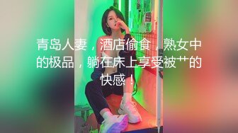  眼镜妹逼毛乌黑茂密,每次洗澡都要用猪鬃毛刷子刷逼