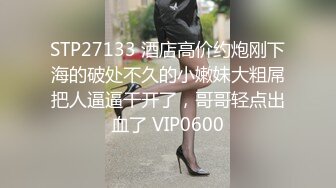 小骚妹在店里偷偷的漏出骚奶子给狼友看，勾搭小哥激情啪啪，深喉口交大鸡巴， 无套性爱激情上位，口爆吞精